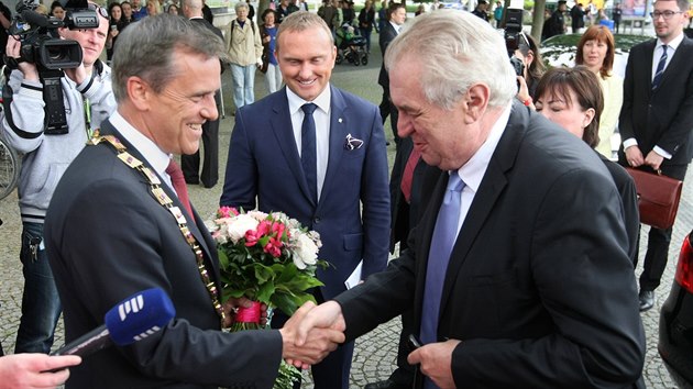 Prezident Miloš Zeman zahájil ve středu 13. května 2015 druhou návštěvu Olomouckého kraje. V Olomouci ho u sídla hejtmanství přivítal hejtman Jiří Rozbořil.