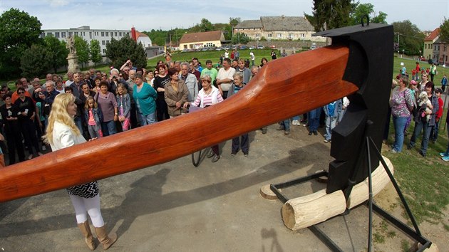 Největší sekyrkou Česka je od května oficiálně ta, která je „zaseknutá“ před zámkem v Konici na Prostějovsku. Hlava váží 255 kilogramů a toporo měří pět a půl metru.