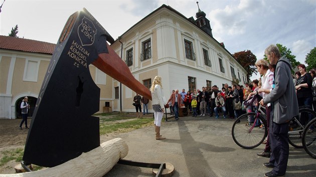 Největší sekyrkou Česka je od května oficiálně ta, která je „zaseknutá“ před zámkem v Konici na Prostějovsku. Hlava váží 255 kilogramů a toporo měří pět a půl metru.