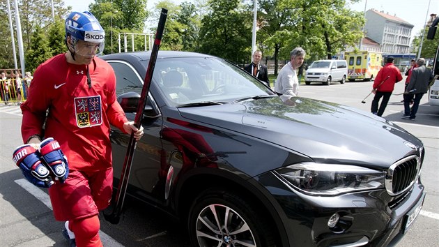 Jaromr Jgr jezd na trninky hokejov reprezentace v ernm BMW.