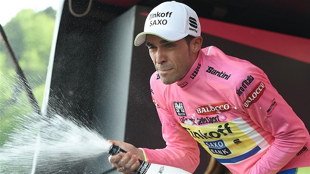 Alberto Contador se po páté etap Gira oblékl do rového dresu.