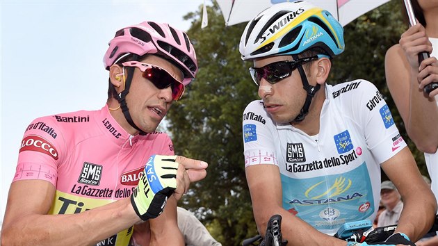 Alberto Contador (vlevo) a Fabio Aru rozmlouvaj na startu est etapy Gira.