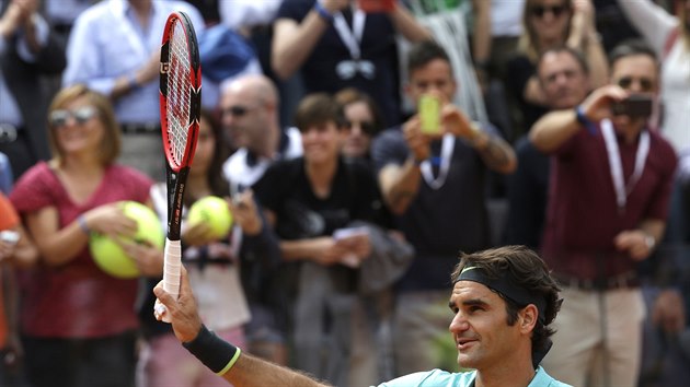 Roger Federer se raduje, v m postoupil pes Tome Berdycha do semifinle.