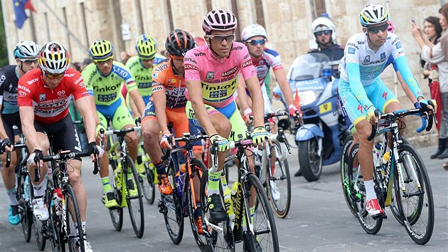 Alberto Contador (v rovm) bhem Gira dItalia