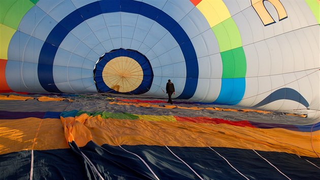 Prohldka balonu ped startem.