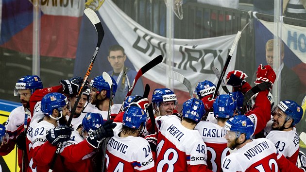 Čeští hokejisté slaví postup do semifinále.