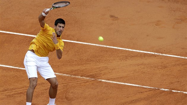 Srbsk tenista Novak Djokovi bhem semifinle turnaje v m