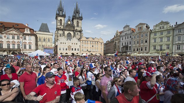 et hokejov fanouci na Staromstskm nmst (16. kvtna 2015).