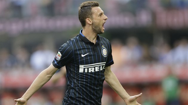 Marcelo Brozovic z Interu Miln oslavuje gl do st Juventusu Turn.