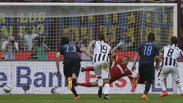Claudio Marchisio (vpravo) z Juventusu Turn promuje penaltu proti Interu Miln