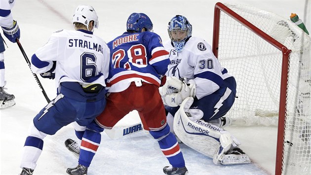 Dominic Moore (s slem 28) z New York Rangers skruje do st Tampy.