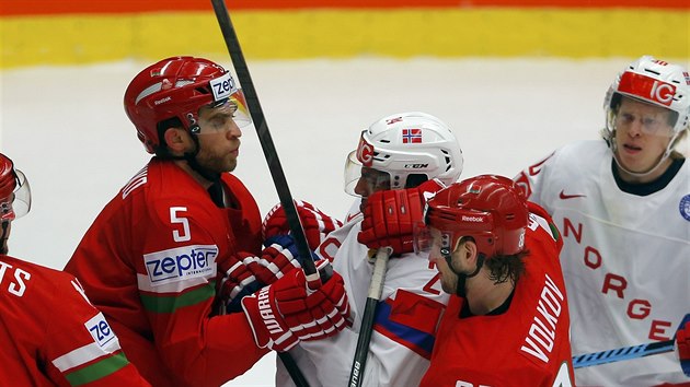 ROZEPE. Blorut hokejist Nikolaj Stasenko a Arom Volkov se pustili do norskch protihr.