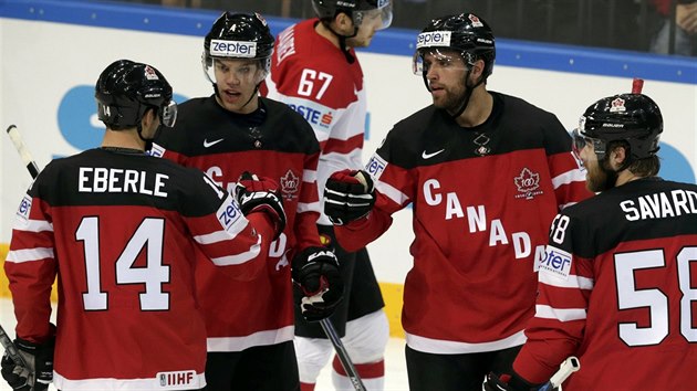 VYHRÁVÁME. Kanadští hokejisté slaví branku Aarona Ekblada.