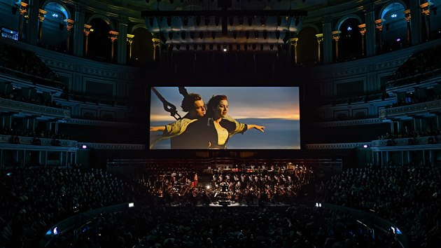 Z premiry show Titanic Live v londnsk Royal Albert Hall.