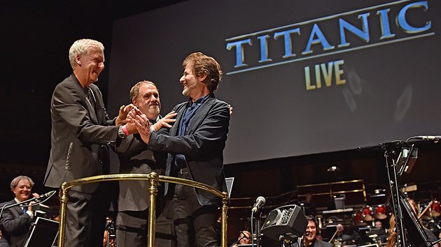 Z premiry show Titanic Live v londnsk Royal Albert Hall. Zleva reisr Titanicu James Cameron, producent John Landau a skladatel James Horner.