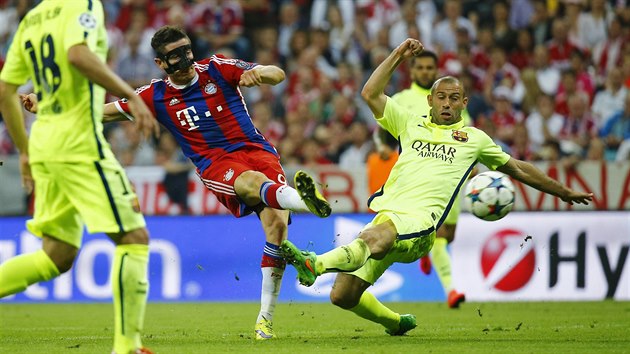 TREFA NA 2:2. Robert Lewandowski z Bayernu (vlevo) zmtl barcelonskho Javiera Mascherana a pesn vystelil.