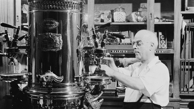 Italsko-americká kavárna v New Yorku na MacDougal Street, kde se prodávala káva a nealkoholické nápoje. Kávovar stál tisíc dolarů. Snímek je ze srpna 1942.