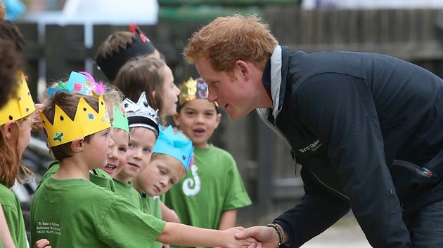 Princ Harry se na nvtv Novho Zlandu, kde se potkal s malmi kolky (11. kvtna 2015).