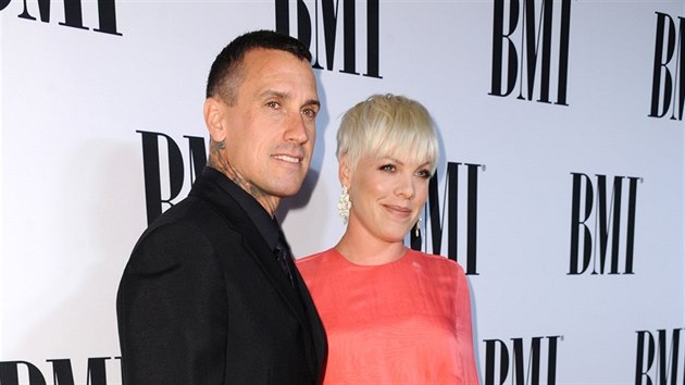 Zpvaka Pink a Carey Hart (Los Angeles, 12. kvtna 2015)