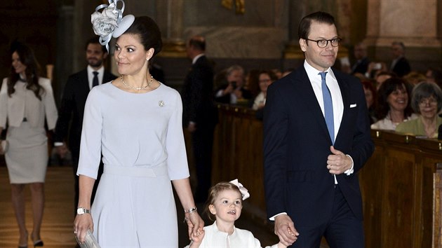 vdsk korunn princezna Victoria, jej dcera princezna Estelle a manel princ Daniel (Stockholm, 17. kvtna 2015)