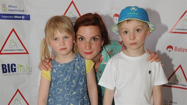 Michaela Maurerov s dcerou Magdalenou a synem Josefem (21. kvtna 2014)