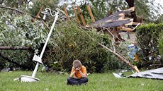 Chlapec plá�e u domu, který tornádo srovnalo se zemí v Texasu. (11. kv�tna 2015)