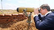 Turecký premiér Ahmet Davutoglu u hrobky áha Sulejmana na území Sýrie (11....