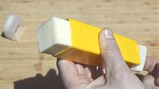 Praktický obal na máslo, který vypadá jako lepidlo