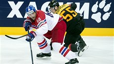 Jaromír Jágr (vlevo) vodí Patricka Köppchena.