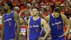 ZKLAMÁNÍ. Zleva: DeAndre Jordan,  J.J. Redick a Blake Griffin z LA Clippers po...