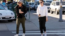 Herečka Kristen Stewartová vyrazila s kamarádkou na kávu v typické volnočasové...