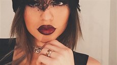 Modelka Kylie Jennerová pedvádí konturované rty na svém Instagramu.