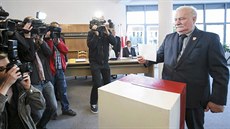 Bývalý polský prezident Lech Walesa odevzdal svj hlas v prvním kole voleb (10....