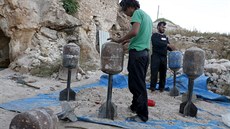 Bojovníci syrské povstalecké skupiny Tadamau al-Azza pipravují stely pro boj...