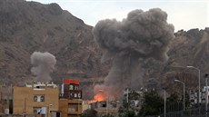 Ohe a kou vycházejí z vojenské základny Hútíovc v Sanaa po zásahu koalice...