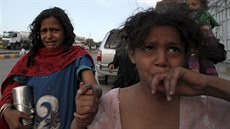 Civilisté prchají od místa, kde spojenci zasáhli sklad zbraní v Sanaa (11....