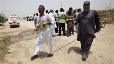 Zabezpeování místa, kde v pákistánském Karáí útoníci zaútoili na autobus a...