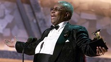 B. B. King v roce 2001 přebírá Grammy.