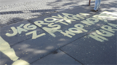 Lidová tvo�ivost. Na chodníku u zastávky Sídli�t� Pet�iny kdosi oslavuje hv�zdu...