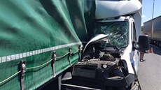 Dodávka na D1 ped Prahou vlétla do kamionu, náraz zdemoloval kabinu idie...