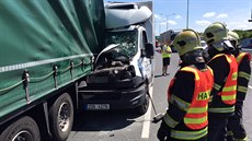 Dodávka na D1 p�ed Prahou vlétla do kamionu, náraz zdemoloval kabinu �idi�e...