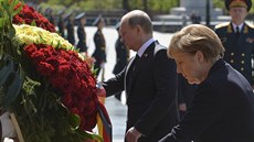 Vladimir Putin a Angela Merkelová nejprve poloili kvty k hrobu neznámého...