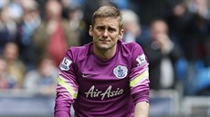 ACH JO, U� ZASE... Robert Green, branká� Queens Park Rangers, smutní v zápase s...
