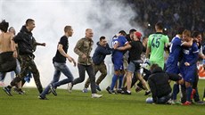 POSTUP JE NÁ�! Fanou�ci Dn�propetrovsku oslavili postup do finále Evropské ligy...