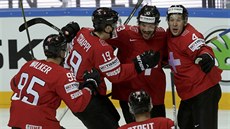 výcartí hokejisté se radují z vyrovnávacího gólu, který Kanad vstelil...