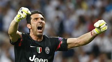 OBROVSKÁ RADOST. Gianluigi Buffon, branká Juventusu, oslavuje postup svého...