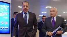 Dmitrij Kiseljov a ruský ministr zahranií Sergej Lavrov v beznu letoního...