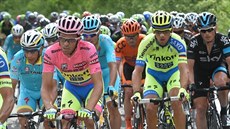 Lídr cyklistického Gira Alberto Contador (v rovém) pod dohledem svého stráce...