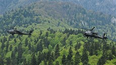 Americké vrtulníky AH-64 Apache doprovázejí konvoj obrněnců napříč Rumunskem