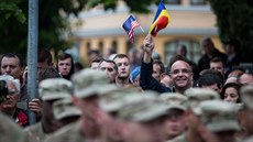 Konvoj americké armády projídí rumunským mstem Braov